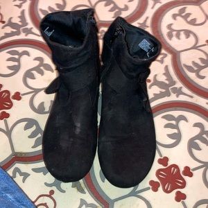 Just needs a little cleaning. Will clean them before handing them out.